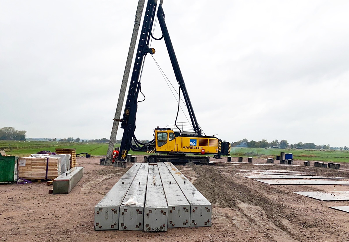 Junttan pile driving rig piling at the Siemens Gamesa Windfarm project by Aarsleff in Germany.