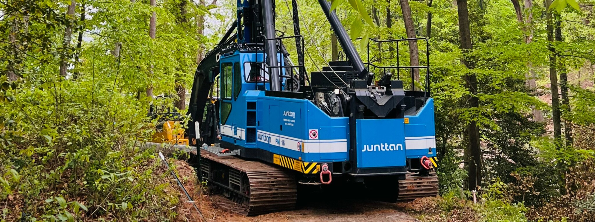 Гусеничная база и нижняя часть мачты сваебойной установки Junttan PM16
